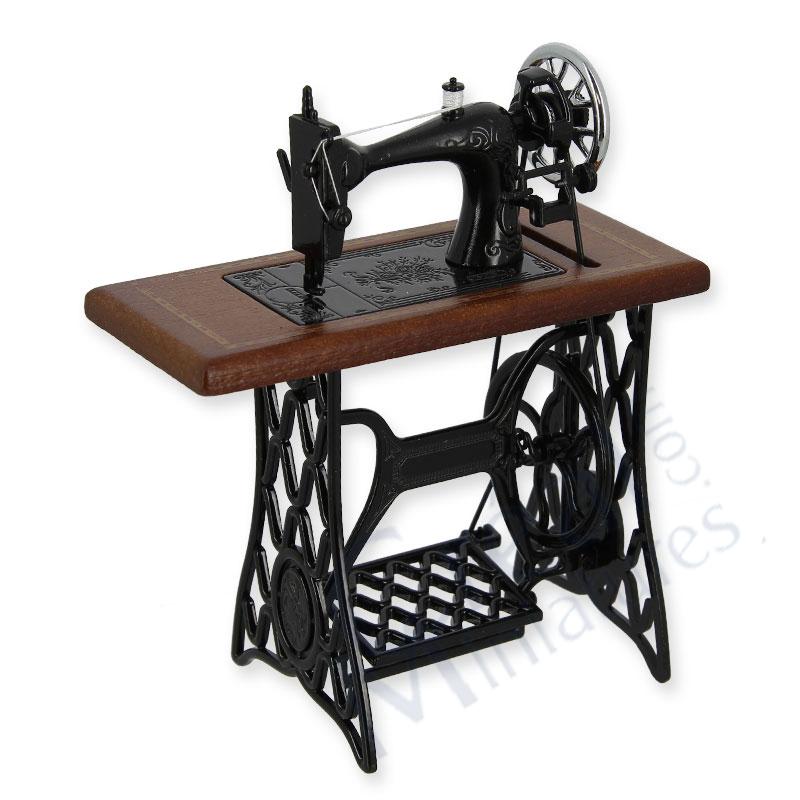 Nähmaschine schwarz auf Tisch