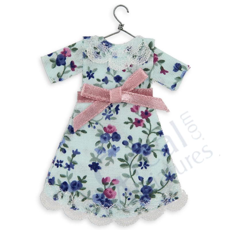 Robe de fillette sur cintre 