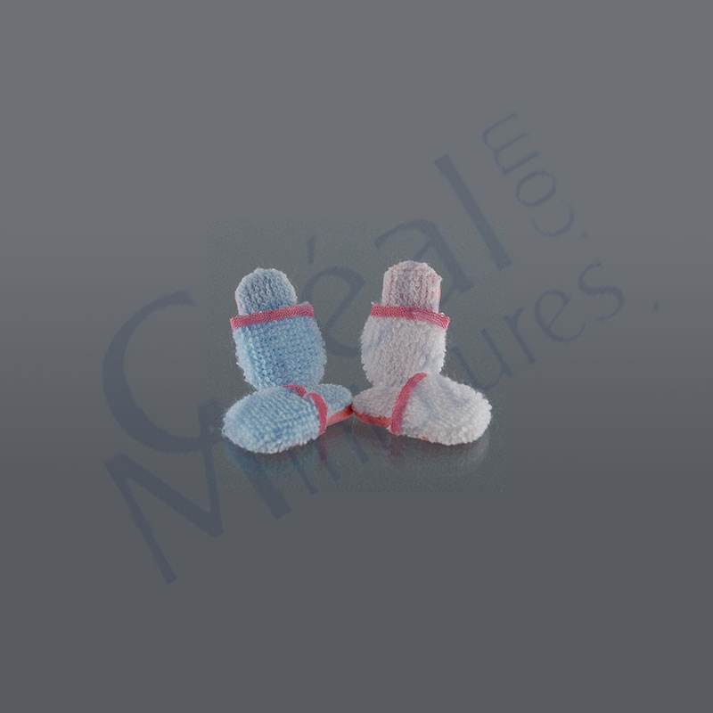 2 pairs of Slippers pink and yellow