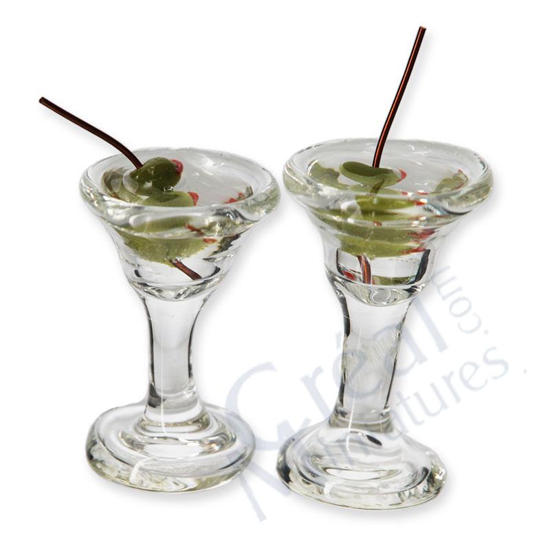 2 Verres à cocktail avec olives vertes